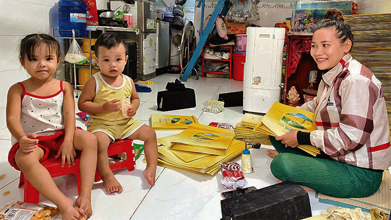 Chị Đào Kim Phượng coi bà Đặng Thị Xuân (chủ khu nhà trọ, quận Bình Tân) như ân nhân vì được bà quan tâm, chia sẻ những khó khăn trong cuộc sống.