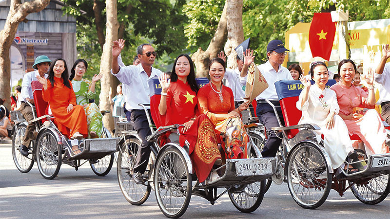 Phụ nữ Thủ đô duyên dáng trong tà áo dài xuống phố.