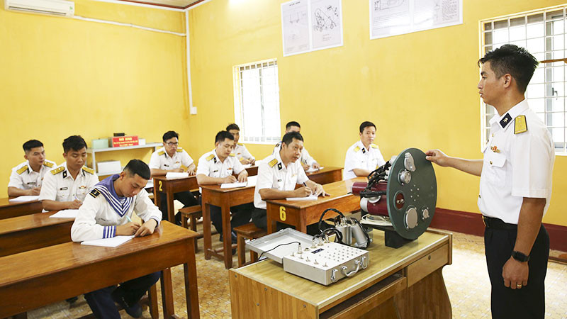 Một buổi huấn luyện trên mô hình sáng kiến của Trung úy Hoàng Văn Nam, Phó Trưởng ngành UĐM, trạm 92, thuộc Trung tâm Bảo đảm Kỹ thuật Vùng 2 (Quân chủng Hải quân).