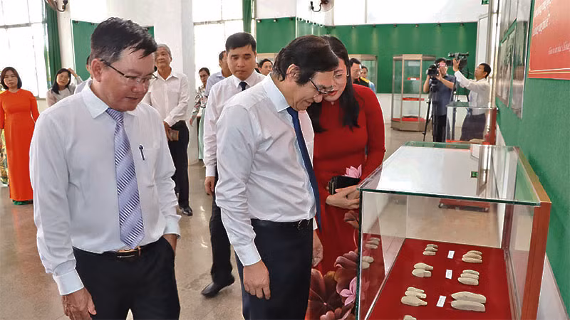 Các đại biểu xem bộ sưu tập đàn đá Bình Đa được công nhận Bảo vật quốc gia, đang lưu giữ tại Bảo tàng Đồng Nai.