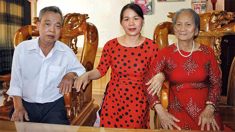 Thầy Thởi cùng vợ và con gái, cũng là đồng nghiệp nghề giáo.