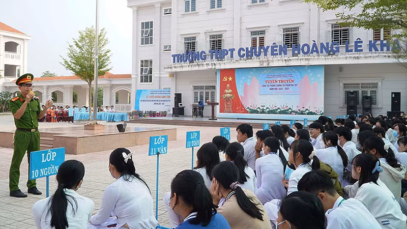 Cán bộ Đội cảnh sát điều tra tội phạm về ma túy Công an thành phố Tây Ninh (tỉnh Tây Ninh) tuyên truyền về phòng chống ma túy tại Trường THPT chuyên Hoàng Lê Kha. (Ảnh: NHẬT QUANG)