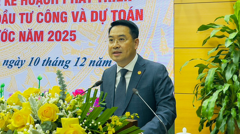 Chủ tịch Ủy ban nhân dân tỉnh Nguyễn Tuấn Anh phát biểu triển khai nhiệm vụ năm 2025. (Ảnh: THANH SƠN)