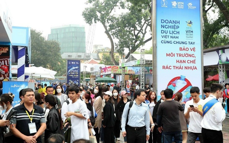 VITM Hà Nội thu hút đông đảo du khách tới tham quan, mua sản phẩm du lịch.