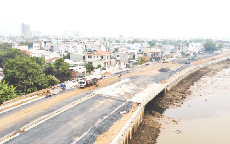 Dự án đường, kè ven sông Đồng Nai theo kế hoạch hoàn thành giữa năm 2023, nhưng đến nay vẫn rất ngổn ngang.