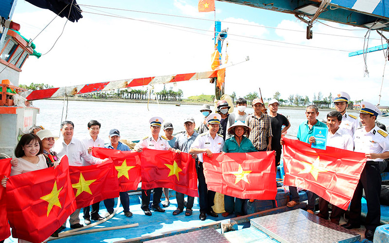 Đại diện Vùng 2 (Quân chủng Hải quân) trao cờ Tổ quốc tặng ngư dân tỉnh Bà Rịa-Vũng Tàu.