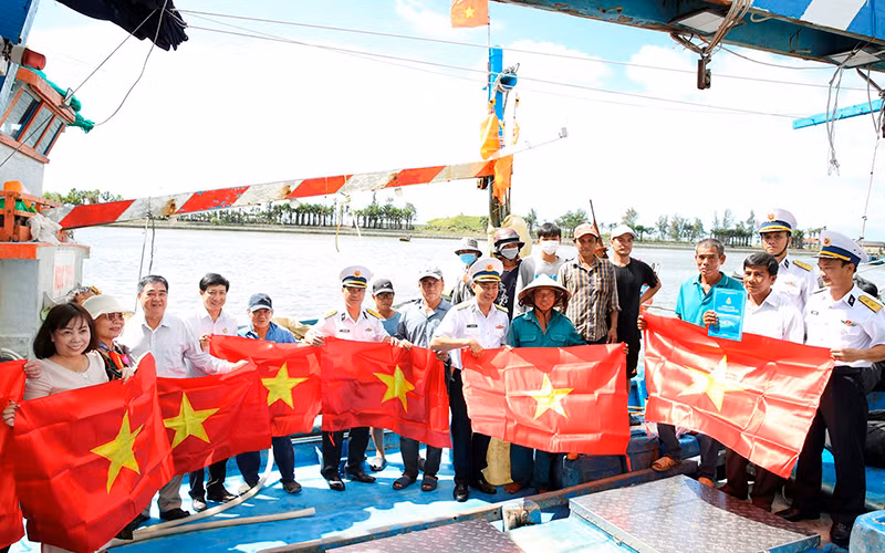 Đại diện Vùng 2 (Quân chủng Hải quân) trao cờ Tổ quốc tặng ngư dân tỉnh Bà Rịa-Vũng Tàu.