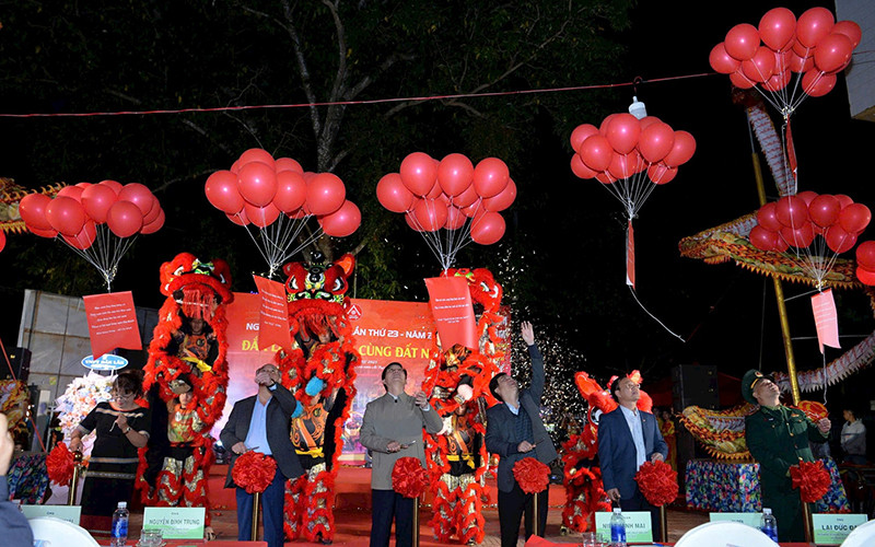 Nghi thức thả thơ tại Tây Nguyên trong Ngày thơ Việt Nam năm 2025. 