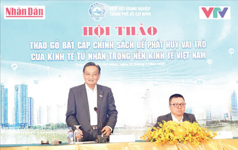 Các đại biểu chủ tọa Hội thảo "Tháo gỡ bất cập chính sách để phát huy vai trò của kinh tế tư nhân trong nền kinh tế Việt Nam". (Ảnh THẾ ANH)