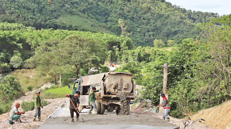 Xây dựng đường giao thông nông thôn ở bản Búng, xã Môn Sơn, huyện Con Cuông, khu vực nằm trong vùng lõi Vườn quốc gia Pù Mát. 