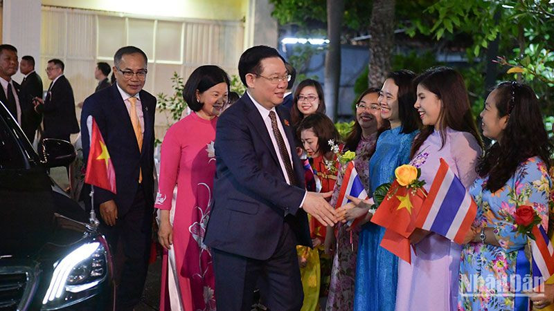 Chủ tịch Quốc hội gặp gỡ cán bộ, nhân viên Đại sứ quán Việt Nam tại Thái Lan.