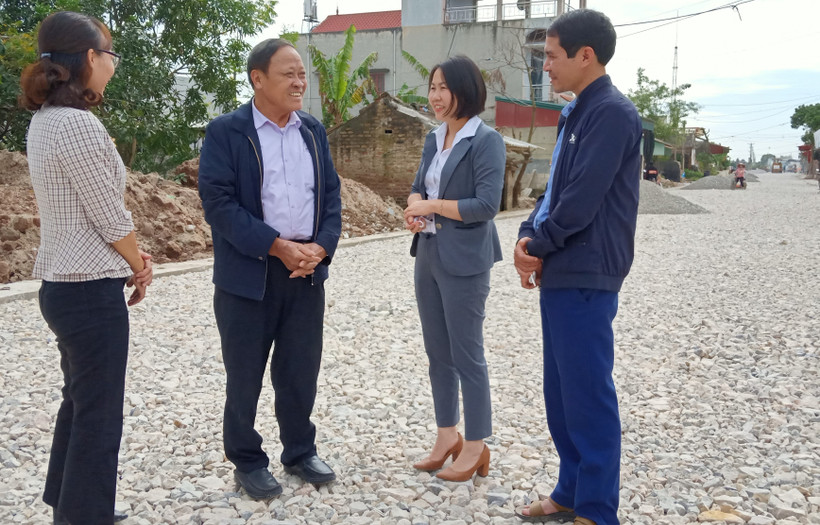 Giáo dân Nguyễn Văn Cường (thứ hai từ trái sang), trú tại xã Quỳnh Ngọc (huyện Quỳnh Phụ, tỉnh Thái Bình) tự nguyện góp hơn 200 mét vuông đất ở trị giá hơn 1 tỷ đồng để làm đường.