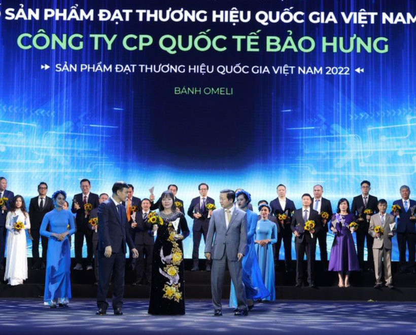 Bà Phan Thị Châm, Chủ tịch Hội đồng quản trị Công ty cổ phần Quốc tế Bảo Hưng (tỉnh Thái Bình) nhận biểu trưng vinh danh doanh nghiệp có sản phẩm đạt Thương hiệu quốc gia Việt Nam năm 2022.