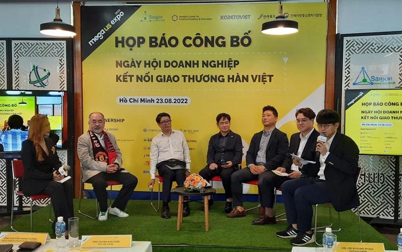 Các đại biểu giao lưu tại buổi họp báo.