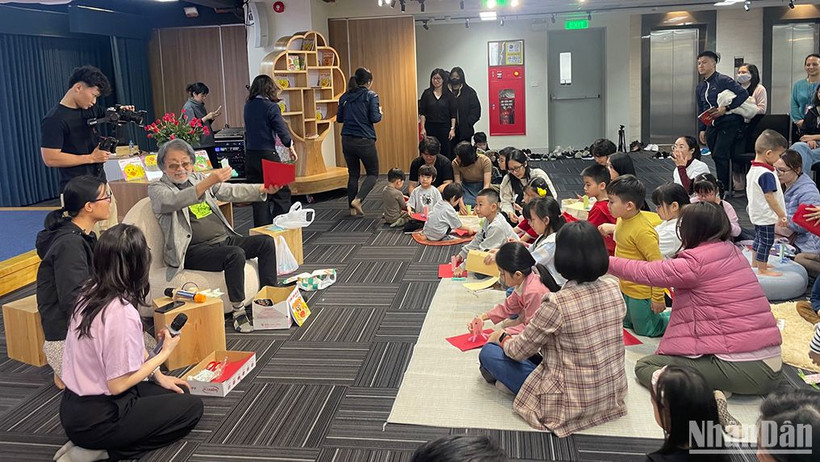 Các em nhỏ hào hứng với các trò chơi của tác giả Yuichi Kimura.