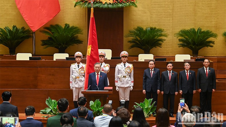 Chủ tịch nước Tô Lâm thực hiện nghi lễ tuyên thệ nhậm chức.