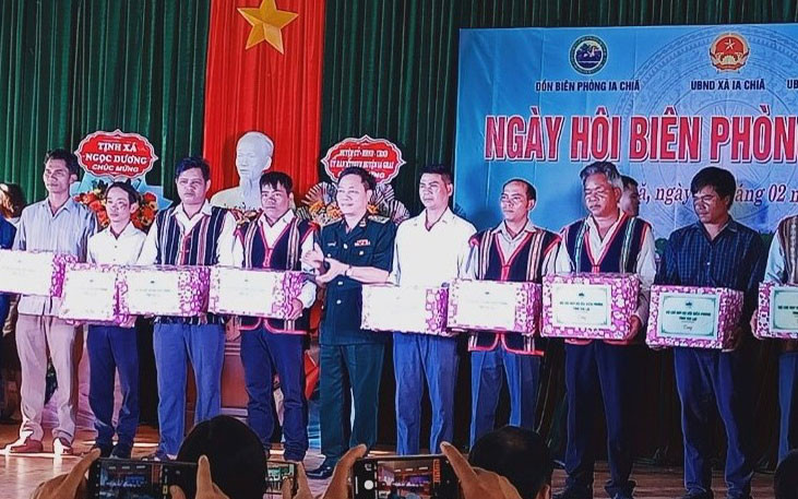 Tặng quà cho các hộ nghèo xã Ia Chía.