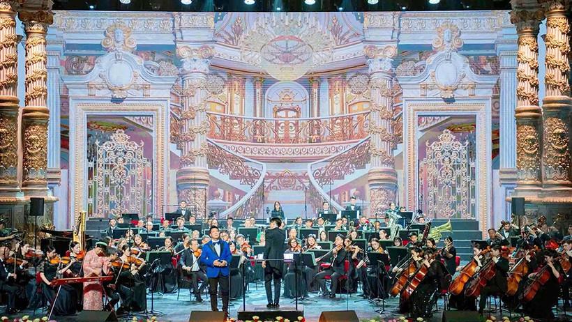 Nghệ sĩ Nhân dân Quốc Hưng thể hiện tác phẩm “Việt Nam quê hương tôi” của nhạc sĩ Đỗ Nhuận với bản phối khí cho dàn nhạc giao hưởng. (Ảnh: Ban tổ chức)