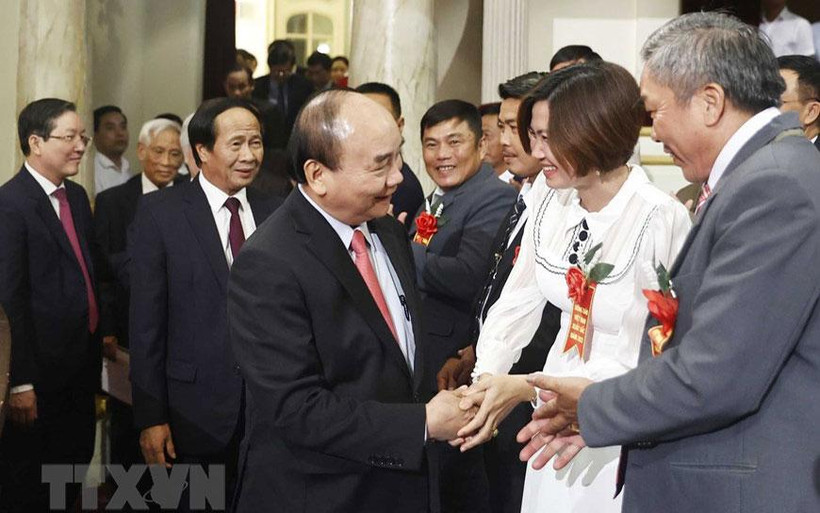 Chủ tịch nước Nguyễn Xuân Phúc với các đại biểu tham dự buổi lễ. (Ảnh: TTXVN)