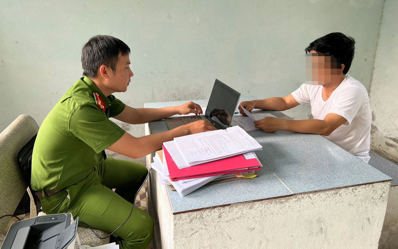 Bị can Bùi Văn Tấn tại cơ quan điều tra. (Ảnh do Cơ quan Công an cung cấp)