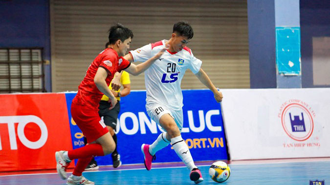 Pha tranh bóng giữa cầu thủ hai đội Thái Sơn Nam (áo trắng) và Tân Hiệp Hưng trong trận mở màn lượt về giải futsal HDBank vô địch quốc gia 2023.