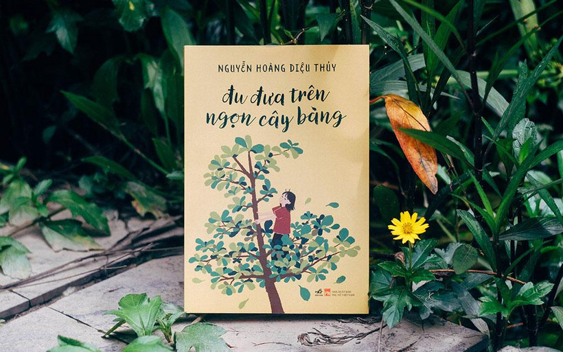 Cuốn "Đu đưa trên ngọn cây bàng{. (Ảnh: Nhã Nam cung cấp)