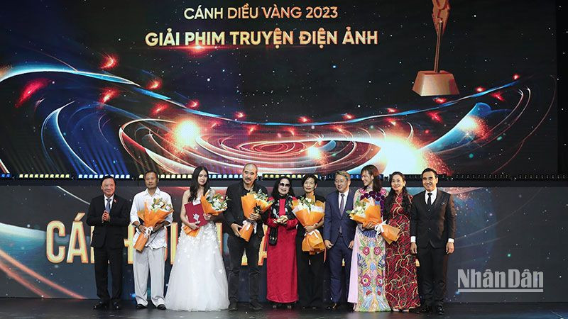 Đạo diễn Bùi Thạc Chuyên và đoàn làm phim nhận giải Cánh diều vàng Phim truyện điện ảnh xuất sắc nhất. (Ảnh: NAM NGUYỄN)