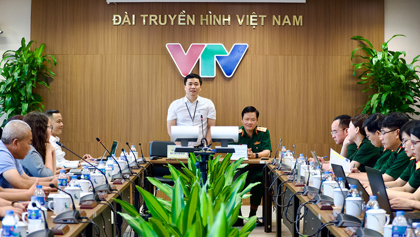 Trung tướng Nguyễn Văn Đức, Cục trưởng Cục Tuyên huấn, Tổng cục Chính trị Quân đội nhân dân Việt Nam và ông Đỗ Thanh Hải, Phó Tổng Giám đốc Đài Truyền hình Việt Nam chủ trì buổi làm việc với đoàn làm phim về "Bộ đội Cụ Hồ" năm 2024. 