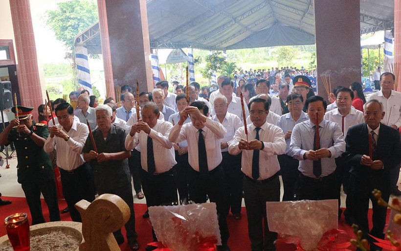 Các đồng chí nguyên lãnh đạo Đảng, Nhà nước; lãnh đạo, nguyên lãnh đạo tỉnh Long An dâng hương tưởng niệm các Anh hùng liệt sĩ hy sinh trong 45 ngày đêm đánh Mỹ.