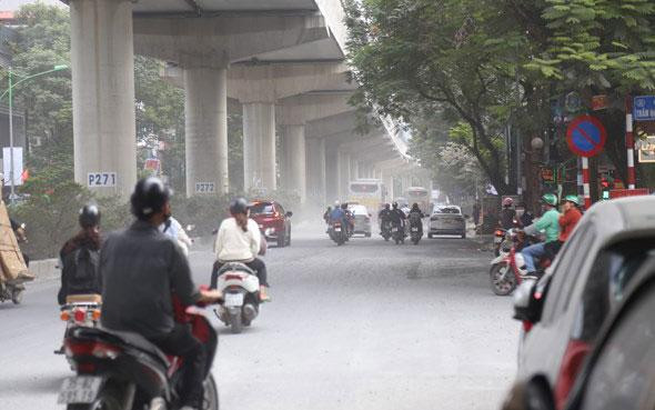 Việc thi công đã gây bụi bẩn, ô nhiễm trên đường Xuân Thủy.