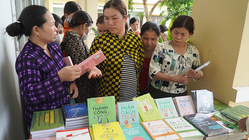Phổ cập sách về giới đến phụ nữ các tỉnh trong cả nước. (Ảnh: Nhà xuất bản Phụ nữ Việt Nam)
