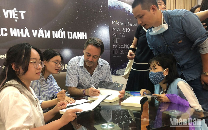 Nhà văn trinh thám Pháp Michael Bussi giao lưu với bạn đọc Việt Nam.