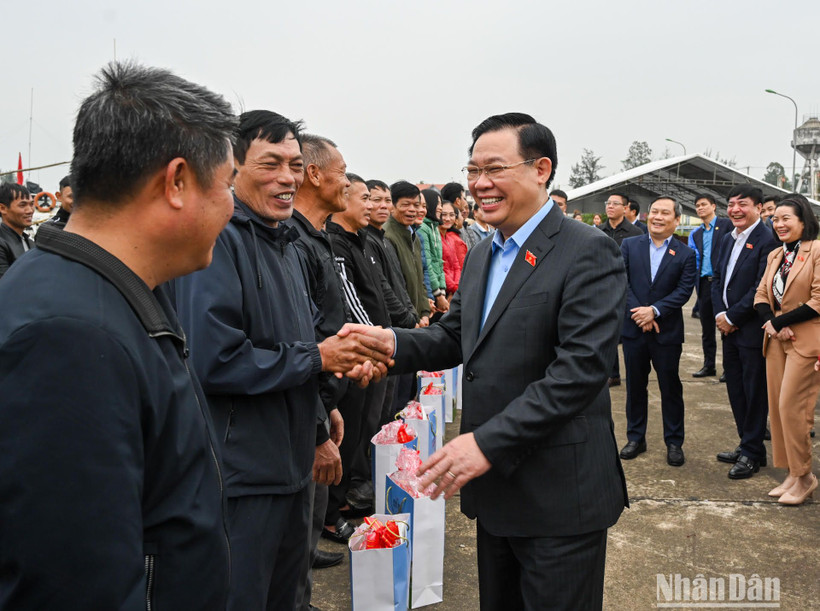 Tại Khu neo đậu tàu thuyền Cửa Phú, xã Bảo Ninh, thành phố Đồng Hới, Chủ tịch Quốc hội Vương Đình Huệ và đoàn công tác đã đến thăm hỏi, chúc Tết các ngư dân. (Ảnh: DUY LINH)