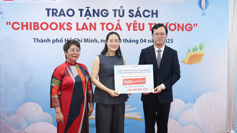 Trao tặng Tủ sách “Lan tỏa yêu thương” cho Trường cao đẳng Việt-Mỹ. (Ảnh: BTC)