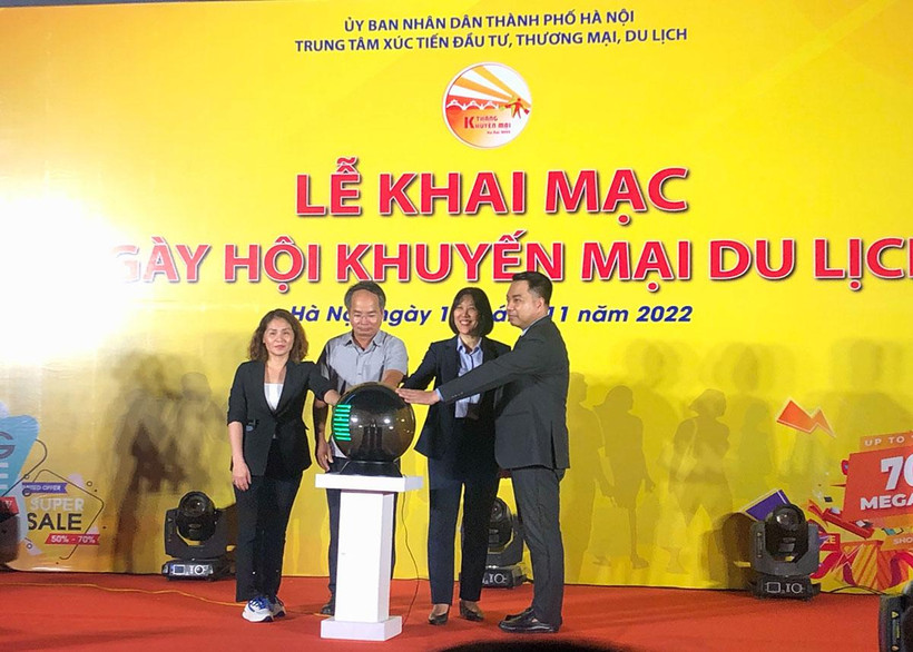 Các đại biểu thực hiện nghi thức khai mạc sự kiện.