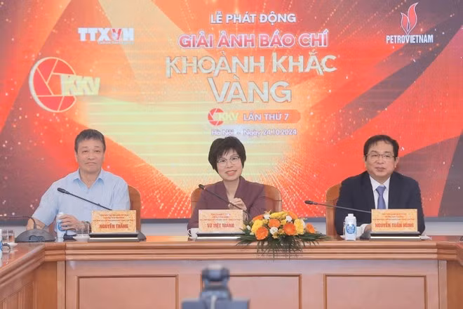 Ban tổ chức giải ảnh báo chí Khoảnh khắc vàng tại Lễ phát động. (Ảnh: TTXVN)