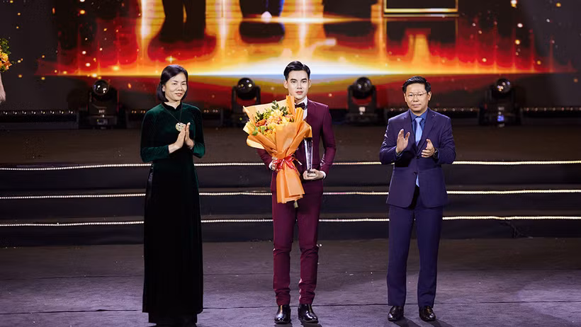 Nghệ sĩ trẻ Quốc Đạt (áo đỏ) tại lễ vinh danh các nghệ sĩ tiêu biểu 2023. (Ảnh: NVCC)