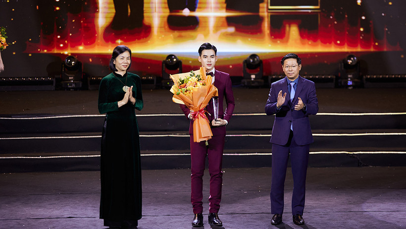 Nghệ sĩ trẻ Quốc Đạt (áo đỏ) tại lễ vinh danh các nghệ sĩ tiêu biểu 2023. (Ảnh: NVCC)