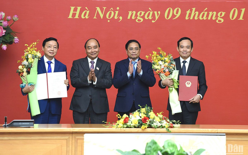 Chủ tịch nước Nguyễn Xuân Phúc và Thủ tướng Phạm Minh Chính trao quyết định và hoa chúc mừng Phó Thủ tướng Trần Hồng Hà, Phó Thủ tướng Trần Lưu Quang. (Ảnh: TRẦN HẢI)