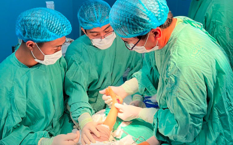 PGS, TS Nguyễn Văn Hỷ và ê-kíp phẫu thuật thành công cho bệnh nhi bị dị tật bẩm sinh bàn chân khoèo.
