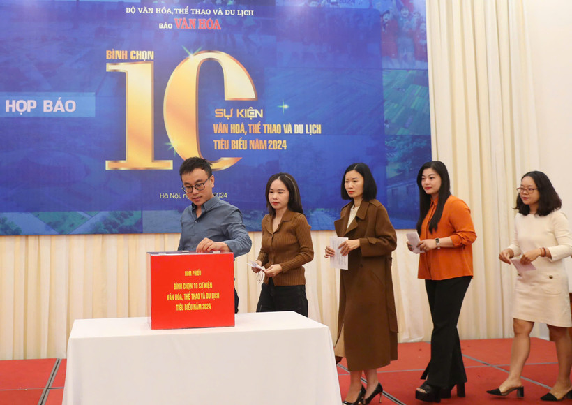 Các nhà báo bỏ phiếu bình chọn 10 sự kiện nổi bật của ngành văn hóa. (Ảnh: TRẦN HUẤN)