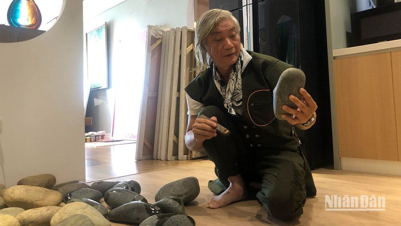 Họa sĩ Đào Anh Khánh thực hiện các công đoạn cuối của tác phẩm sắp đặt đá.