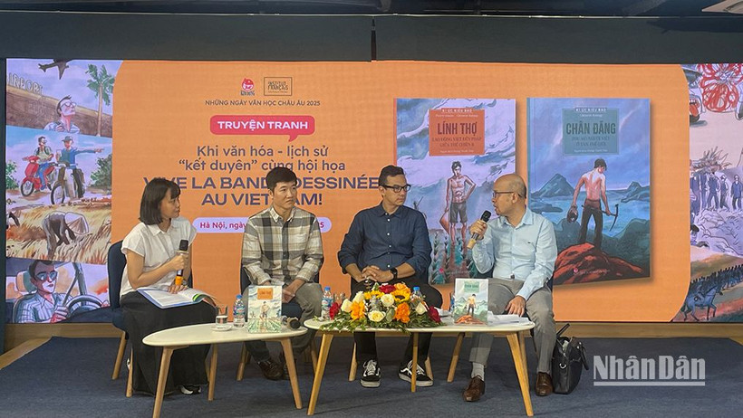 Dịch giả Phan Hồng Minh, nhà nghiên cứu Lê Nguyên Long, tác giả Clément Baloup và phiên dịch viên tại buổi trò chuyện về bộ truyện.