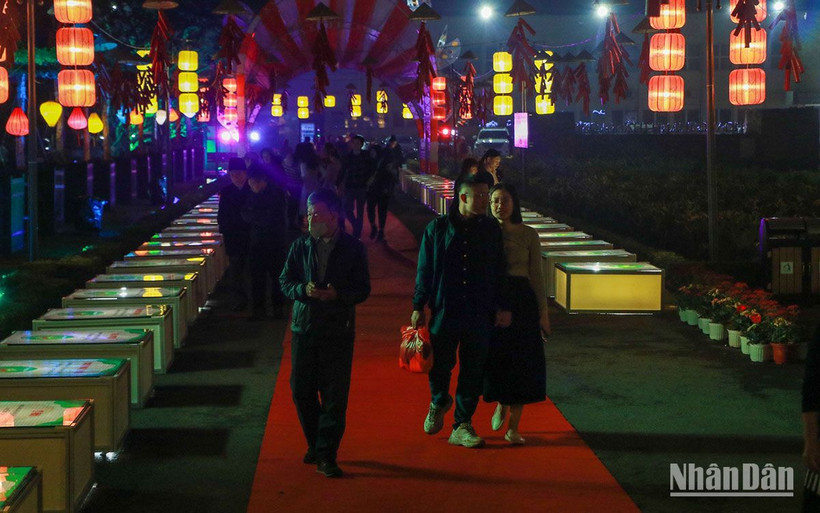 Con đường thơ ở Hoàng Thành sáng rực rỡ trong đêm Nguyên Tiêu.