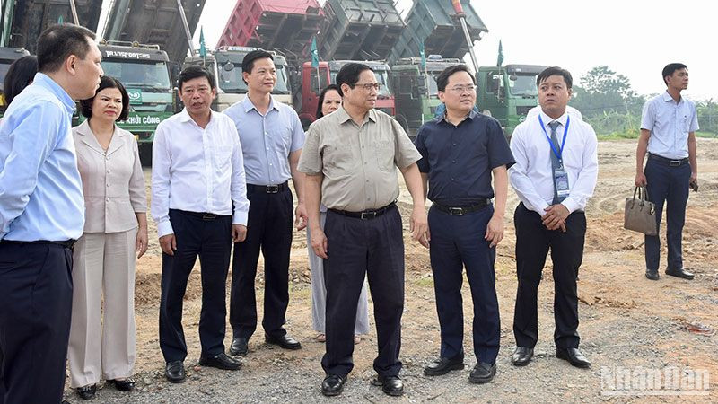 Thủ tướng Phạm Minh Chính thị sát dự án các tuyến đường trọng điểm tỉnh Bắc Ninh. (Ảnh: TRẦN HẢI)
