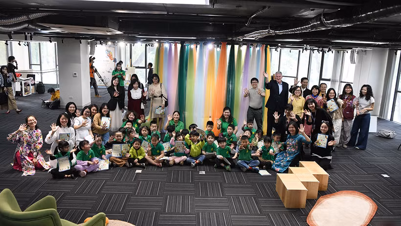 Các bé tham gia buổi khai mạc Tuần lễ sách tranh UK. (Ảnh: Nhà xuất bản Kim Đồng)