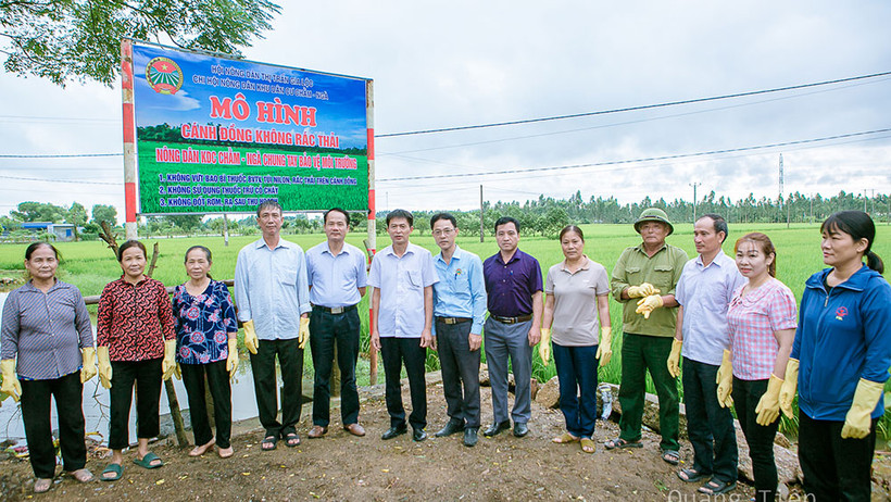 Để bảo vệ môi trường, phong trào cánh đồng không rác thải được nông dân toàn huyện hưởng ứng. (Ảnh: MINH ANH)