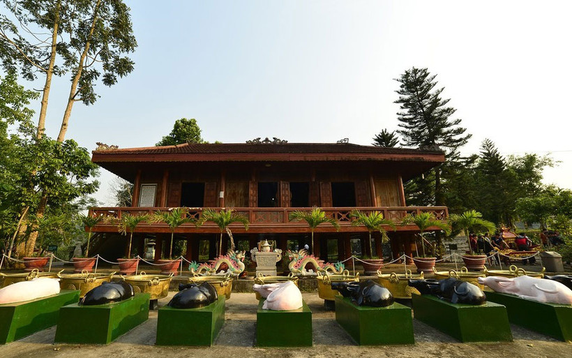 Biểu tượng cho 9 con trâu trắng và đen phía trước đền Chín Gian. (Ảnh: nghean.gov.vn)