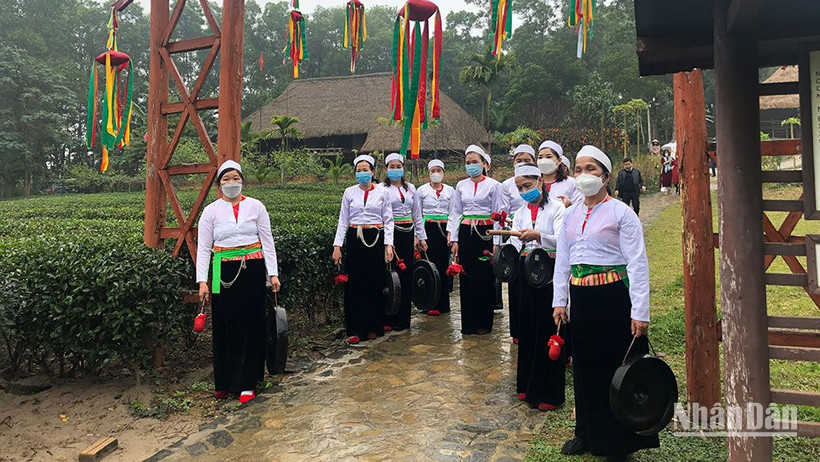 Đồng bào Mường đón khách du xuân tại Làng.