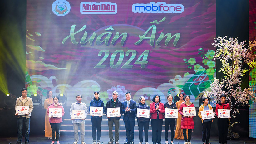 Đồng chí Bùi Thị Minh Hoài và đồng chí Lê Quốc Minh trao sổ tiết kiệm cho đại diện các gia đình.